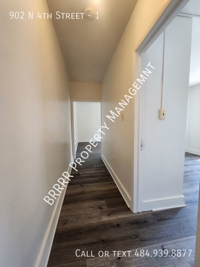 Building Photo - Spacious 2 bedroom 1 bathroom apartment in...