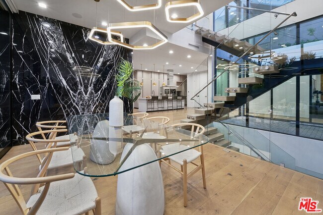 Foto del edificio - 633 N Crescent Heights Blvd