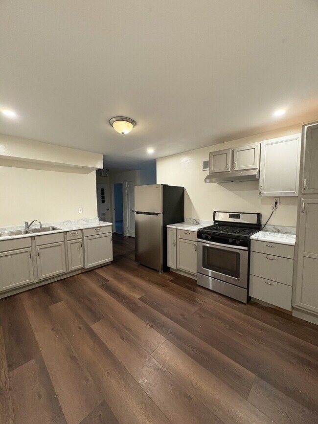 Building Photo - Freshly Remodeled 3BR on Quiet No-Through Street – Perfect Place to Put Down Long-Term Roots