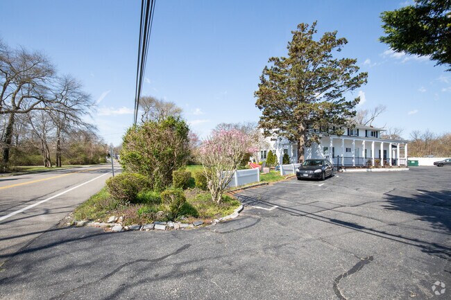 Neighborhood Context - 167 Middle Rd
