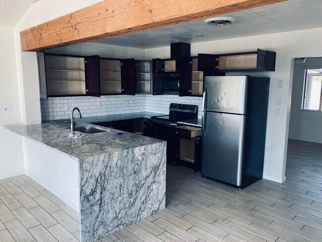 Foto del edificio - 6701 E Wilshire Dr