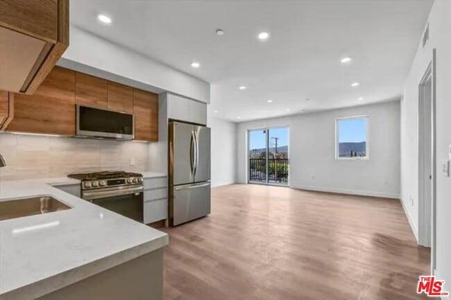 Foto del edificio - 8867 Alcott St