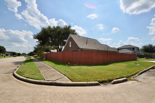 Foto del edificio - 16402 Gold Ridge Ln