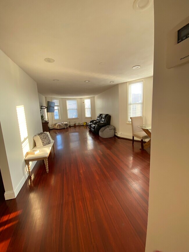 Building Photo - 302 Revere St