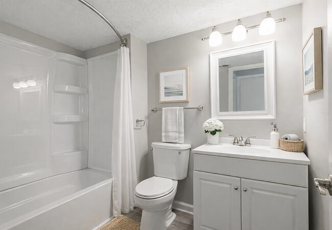 Baño moderno con tonos neutros - Lexington Springs Apartments