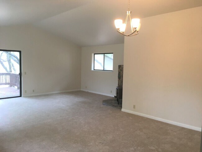 Building Photo - 2 Bedroom, 2 bath in Lake Wildwood gated c...