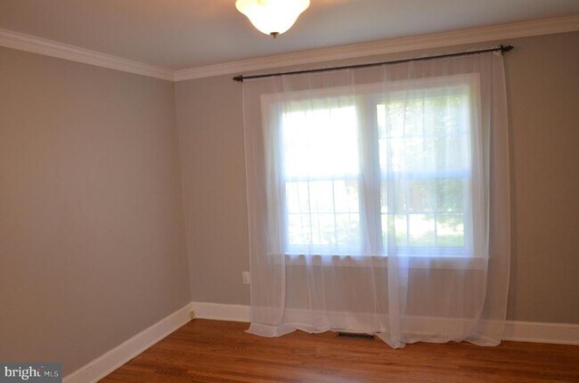 Building Photo - 7585 Seabrook Ln