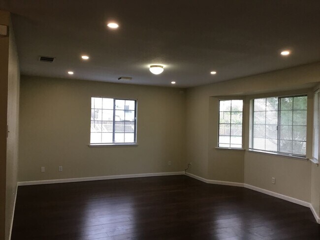 Foto del edificio - 1457 Bullard Ave.