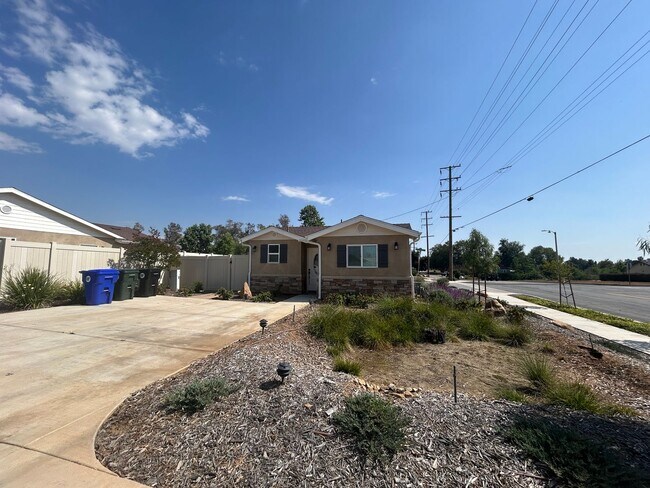 Foto del edificio - Charming 1 bedroom 1 bathroom Home in Yucaipa, Ca.