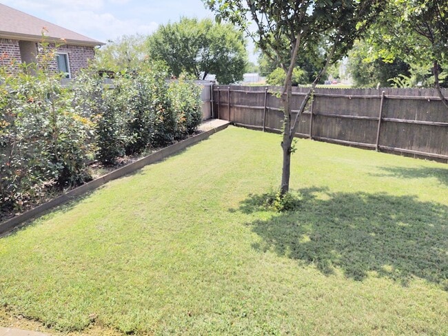 Building Photo - $1195 - Charming duplex in Pilot Point