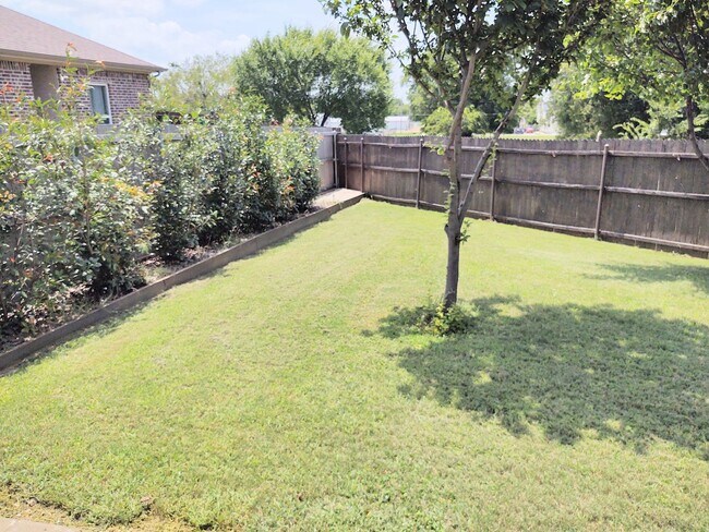 Foto del edificio - $1195 - Charming duplex in Pilot Point
