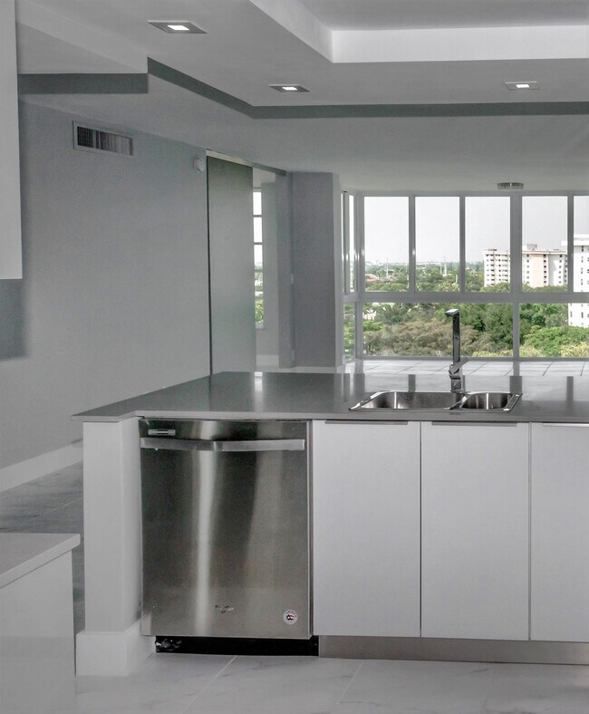 Foto del edificio - 2800 N Palm Aire Dr