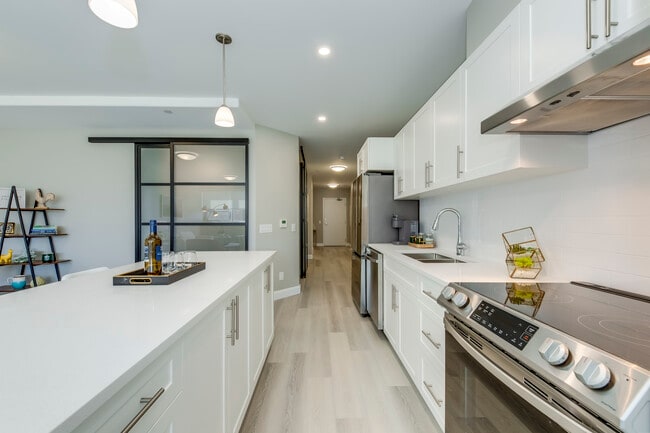 Building Photo - 2 Quebec