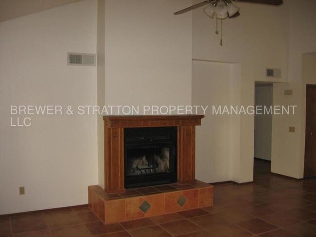 Building Photo - 876 W El Monte Pl