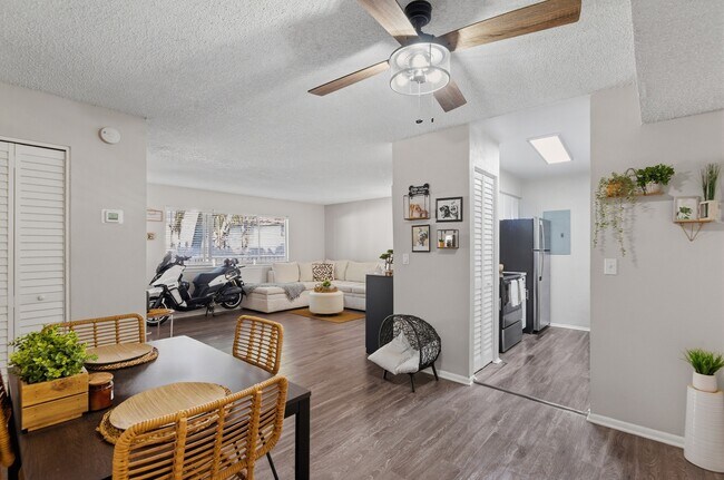 Bienvenido a Wymore 360 Apartments, donde la vida moderna se fusiona con la comodidad. Disfrute de espacios amplios y acabados elegantes, perfectos para su estilo de vida. ¿Listo para llamar hogar a este lugar? ¡Programe una visita hoy mismo y descubra lo que nos distingue! - Wymore 360 Apartments