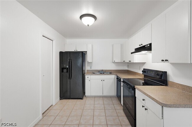Foto del edificio - 221 Meadow Rd