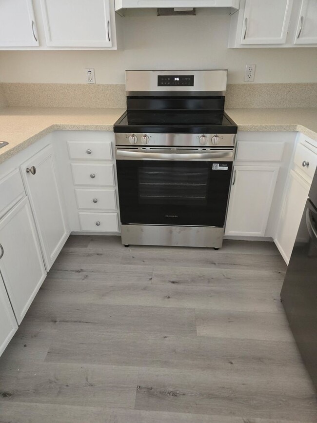 Building Photo - Move-In Ready 2-Bed Condo with Upgrades & ...