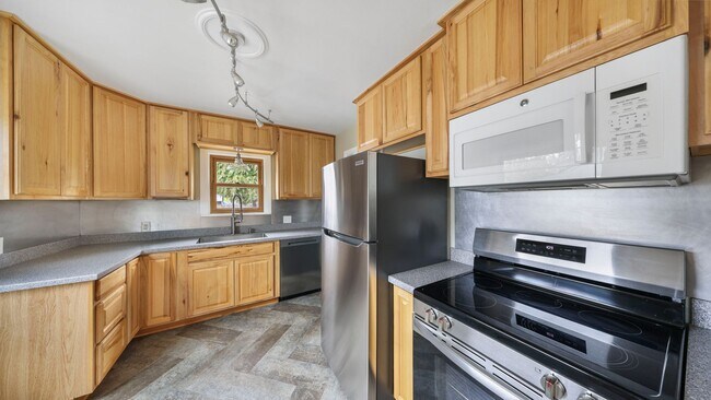 Building Photo - 2 Bed 1 Bath - Pet per Approval - NAS Whidbey