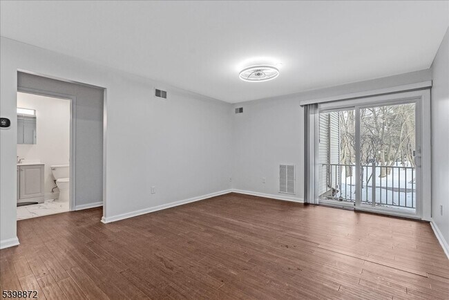 Foto del edificio - 56 Maple Ln