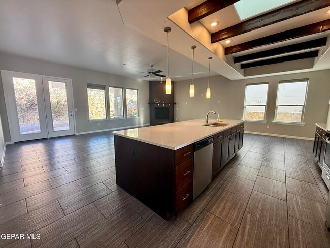 Building Photo - 1252 Desert Mirage Pl
