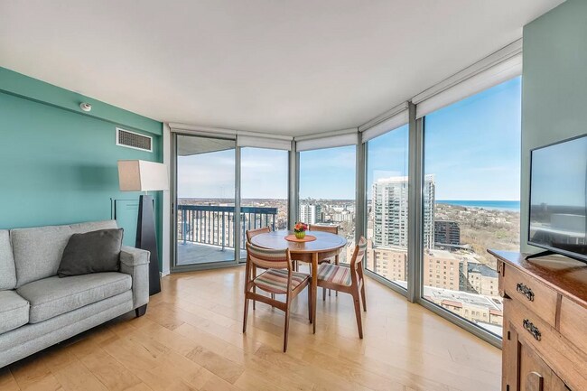 Foto del edificio - 1660 N Prospect Ave