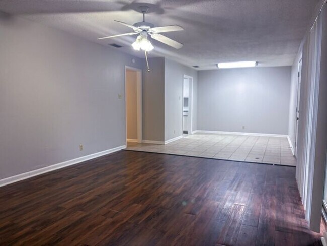 Foto del edificio - 3 Bed 2 Bath Apartment in Central Tyler! F...