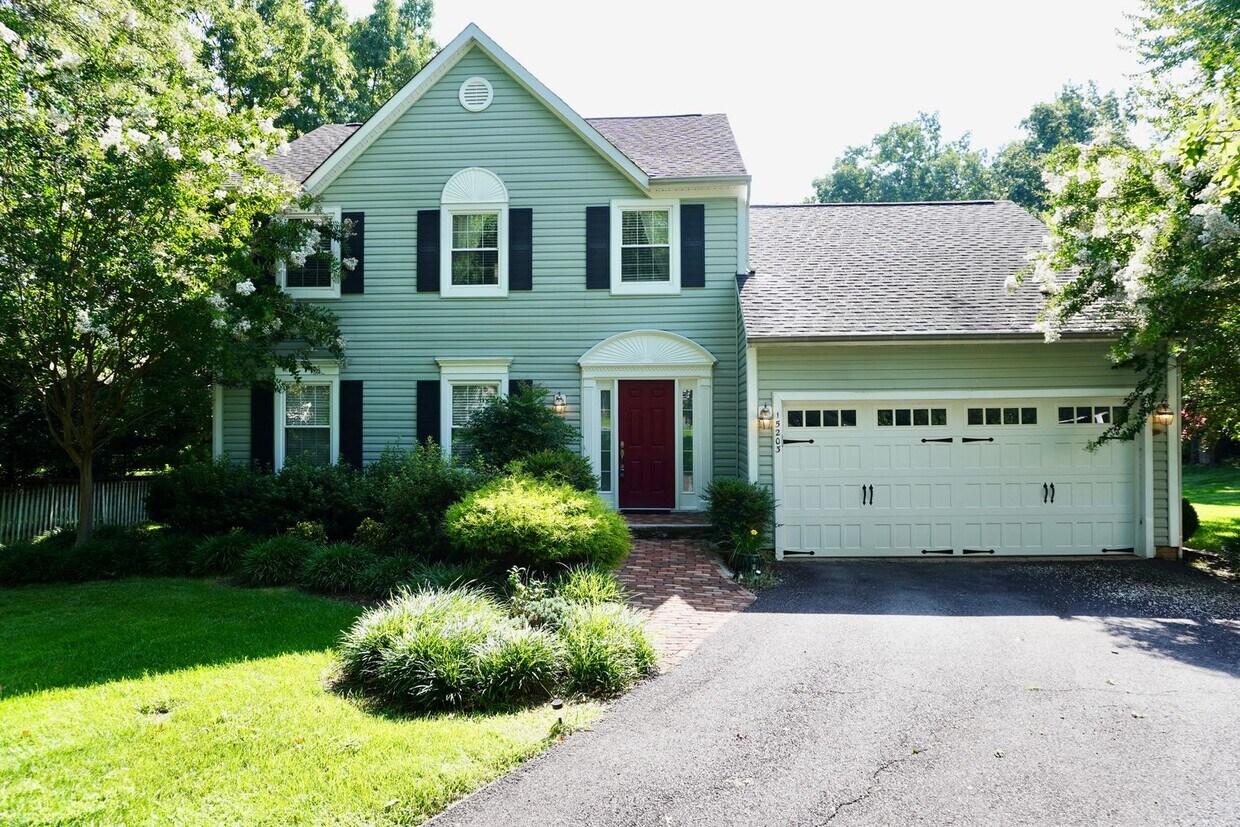 Primary Photo - Lovely and Spacious 3 Bedroom 2.5 Bathroom...