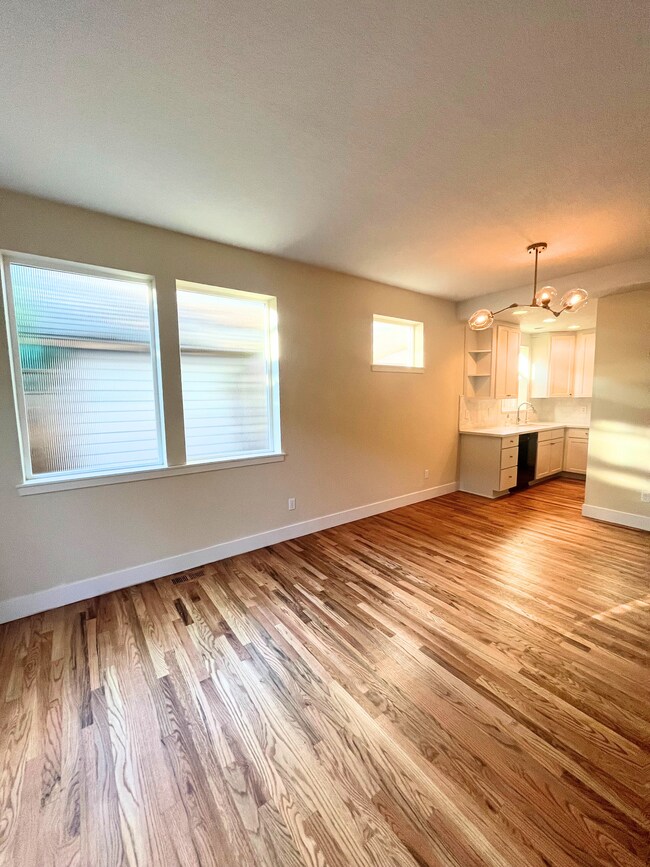 Dining - 4617 NE Cleveland Ave