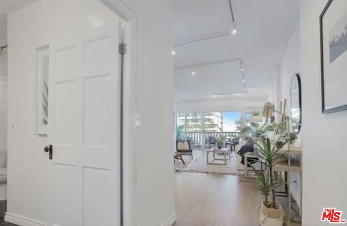 Foto principal - 999 N Doheny Dr
