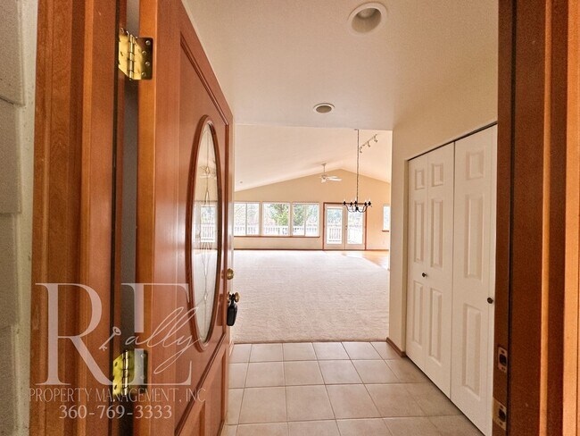 Building Photo - Fantastic Private Lakefront Rambler