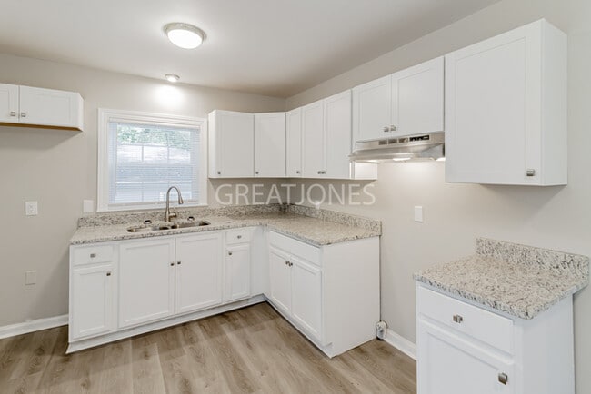 Building Photo - HOLIDAY SPECIAL! SIGN A LEASE BY NOVEMBER ...