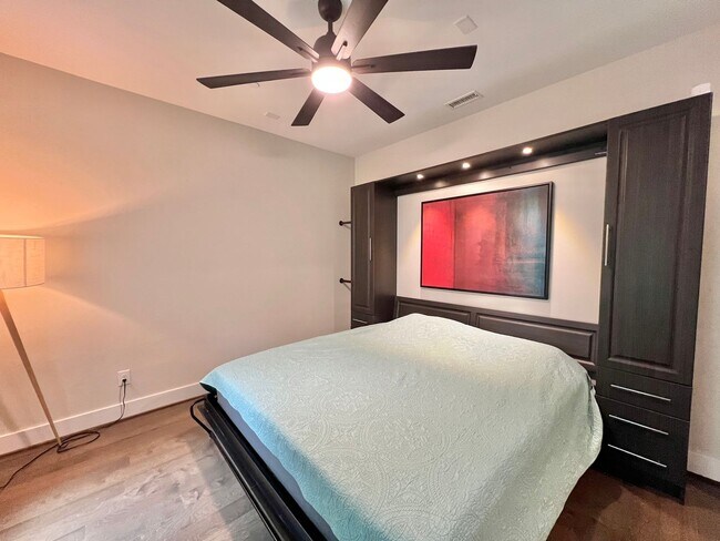 Foto del edificio - Stunning 3BD, 3.5BA Raleigh Townhome in a Walkable Community Near Tons of Shopping and Dining Opt...