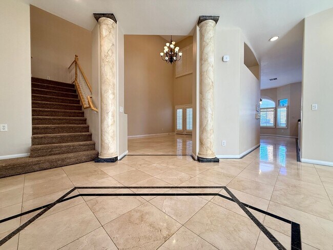 Building Photo - Grand 3 bedroom home with lake and golf co...