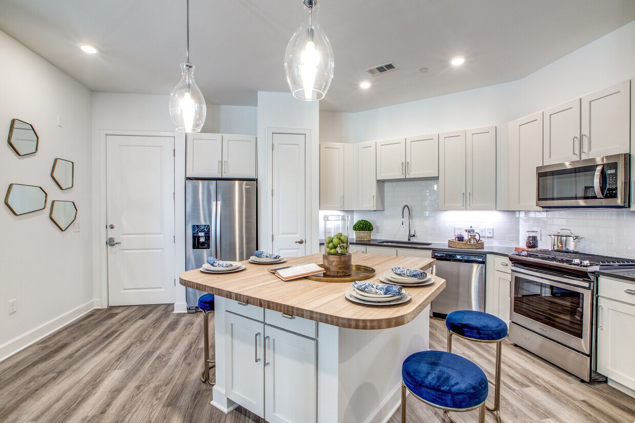 Foto principal - Quiet Luxury Near Lake Houston - 1 Month F...