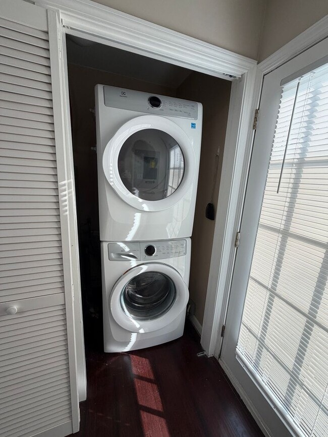 Foto del edificio - Spacious 3-Bedroom Home with Private Owner’s Suite