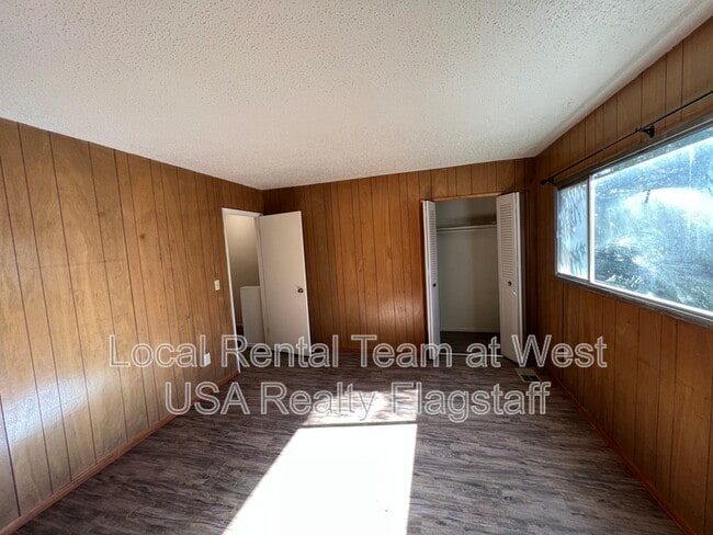 Building Photo - 323 N Bonito St