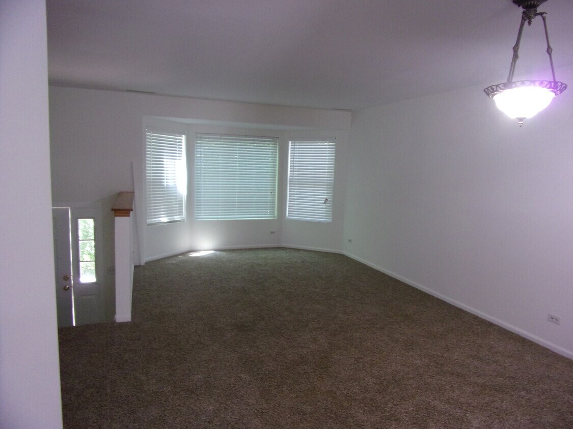Primary Photo - 329 W Whispering Oaks Ln