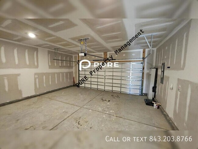 Building Photo - Pine Hills home Available NOW!