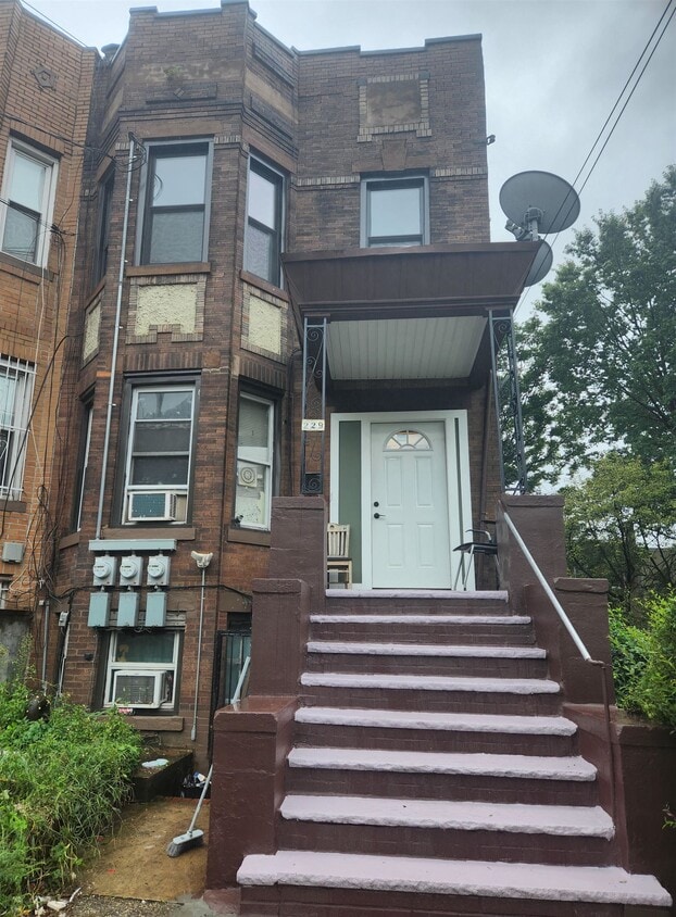 Primary Photo - 229 Manhattan Ave