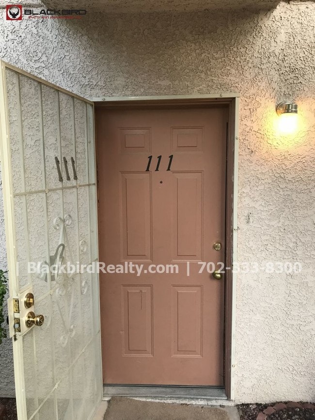 Building Photo - 1575 W Warm Springs Rd