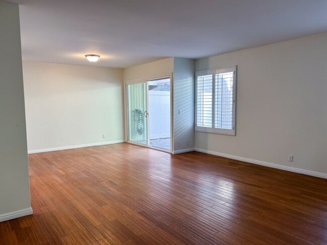 Foto del edificio - 3 Bedroom + 2.5 Bathroom Condo | Ralston Village Community | Ventura | Unfurnished