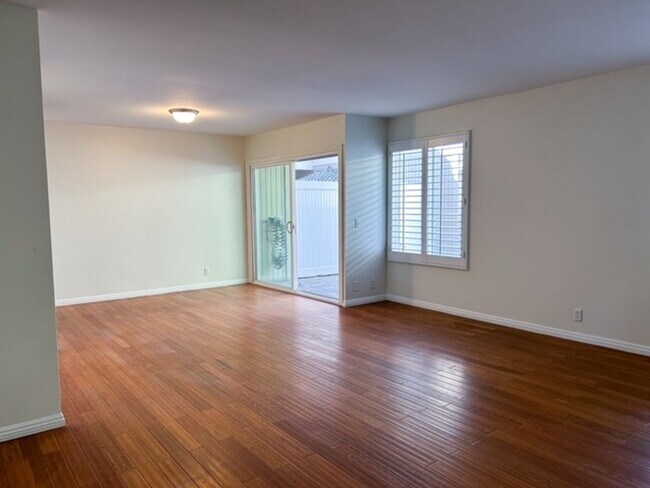 Building Photo - Ventura | Cute 3 bed + 2.5 bath NEWLY RENO...