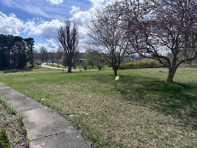 Foto del edificio - Maryville 37803 - 5 bedroom, 3 bath home - Contact Karen Robertson (865) 454-7626