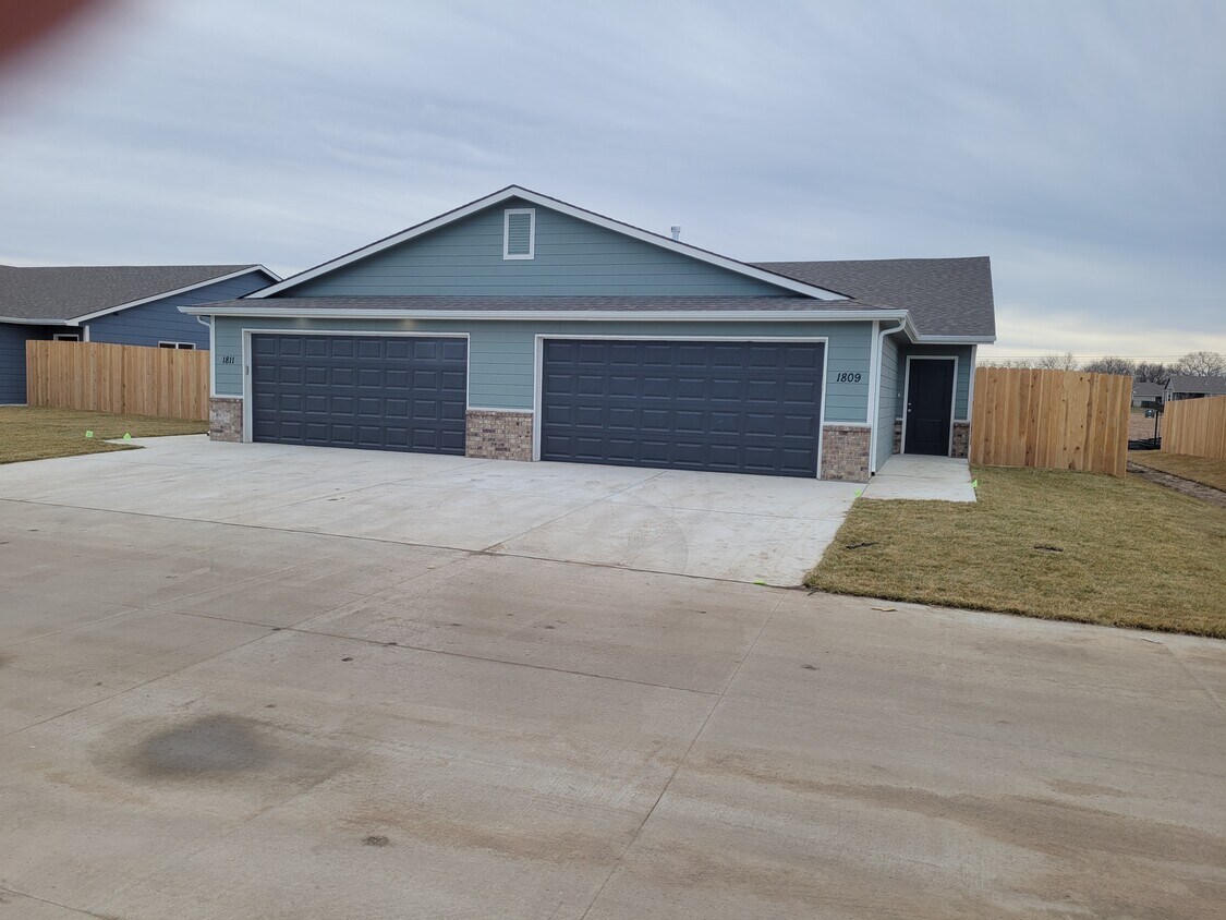 1809 W 69th Ct N, Park City, KS 67219 Townhome Rentals in Park City