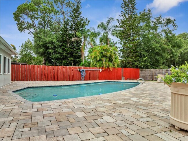 Foto del edificio - 1395 Meadowbrook St
