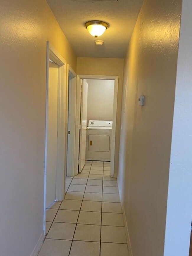 Building Photo - $1,300 2 Bedroom-1 Bath Apt For Lease in 4...