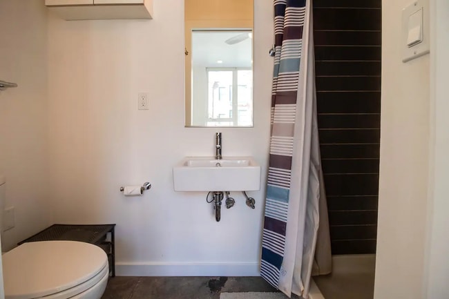 Building Photo - Partially Furnished Studio Apartment - Between Downtown Bend and Old Mill!