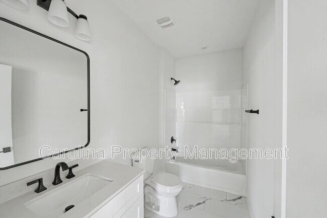 Foto del edificio - 1709 College Plaza Blvd
