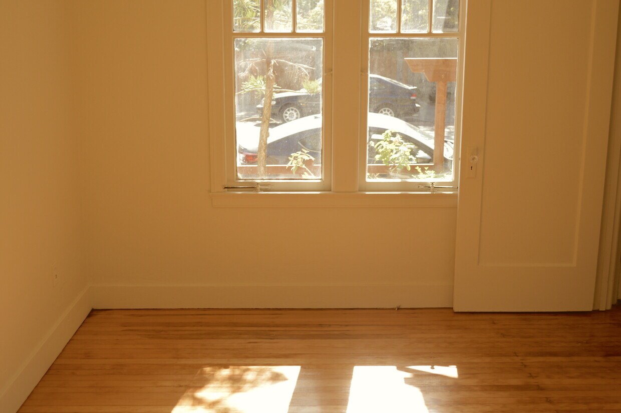 Building Photo - Small Berkeley bungalow 1/2 a block from N...