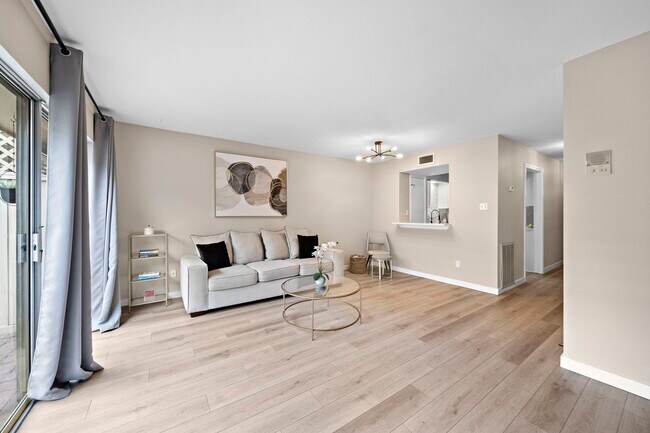 Foto del edificio - 6485 Burgoyne Rd